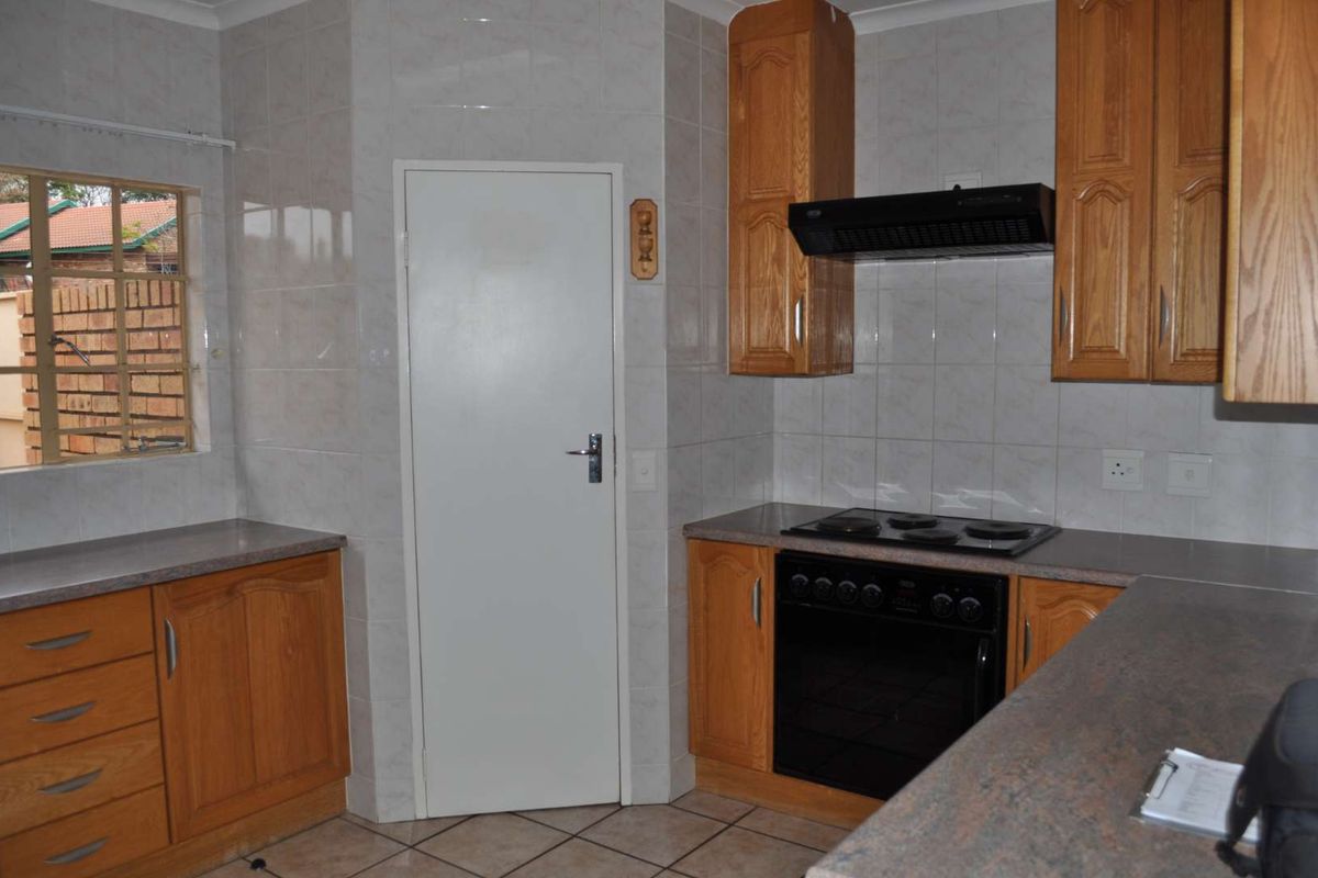 SPECIOUS HOME FOR SALE IN RENAISSANCE RETIRMENT VILLAGE - Photo 4