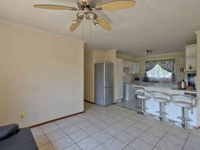 3 bedroom Apartment in Newlands - Photo 8