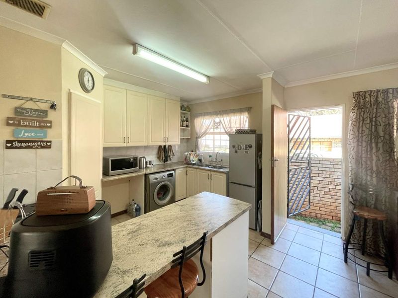 Secure Estate Living with Pool, Fishing Dam & Excellent Rental Appeal - Photo 8