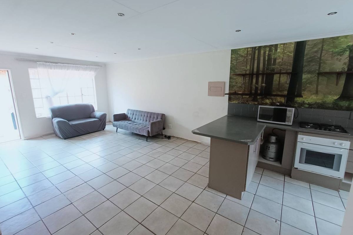 BEAUTIFUL TOWNHOUSE IN SECURE COMPLEX FOR SALE!!!! - Photo 5