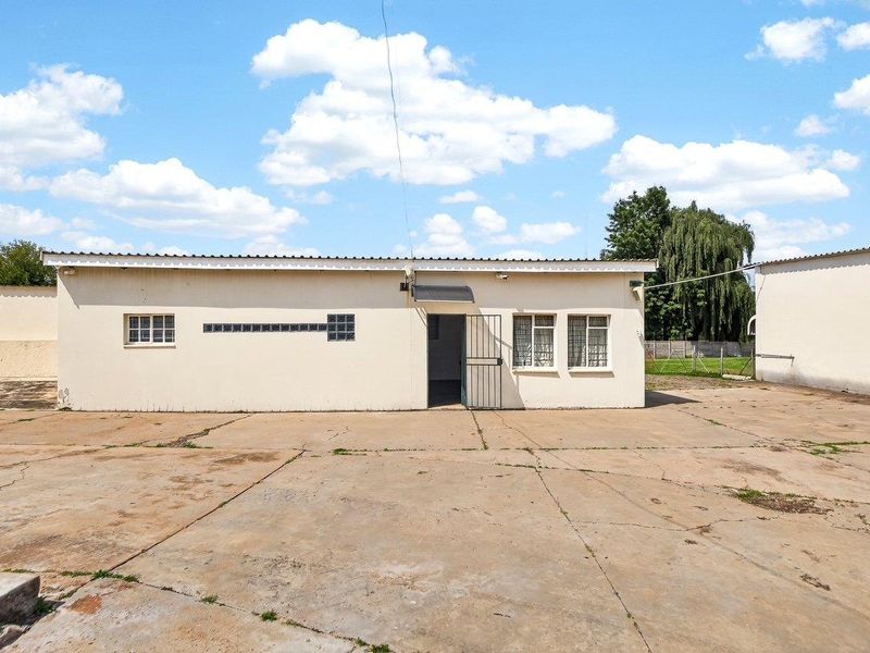 MIXED USE AGRICULTURAL HOLDING WITH WAREHOUSE & MULTIPLE DWELLINGS - Photo 7