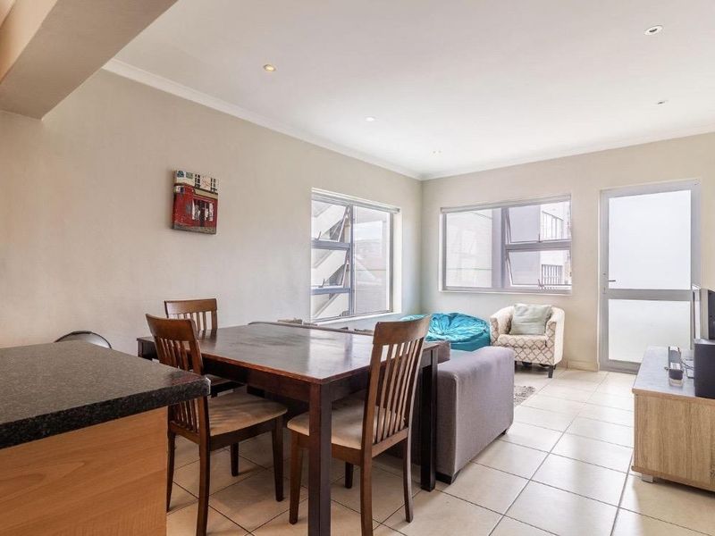 3 Bedroom Apartment with Parking, Steps from the Promenade - Photo 6