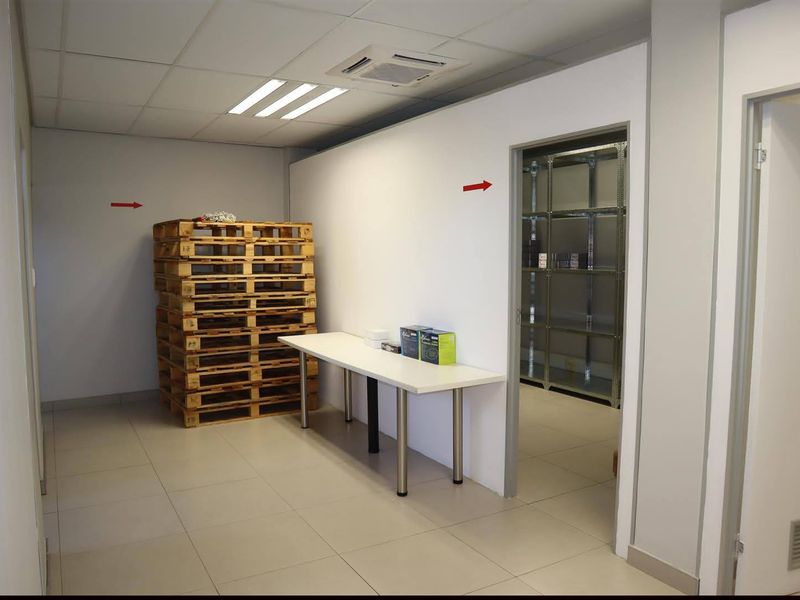 Modern and well maintained unit for sale. - Photo 10