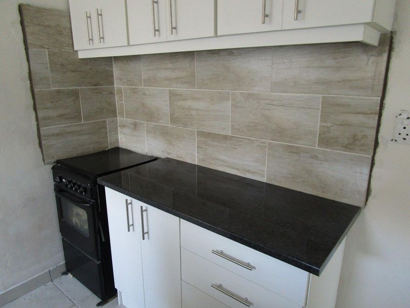 Erica Township, Belhar  - back unit  Perfect for professionals or a small family! - Photo 3