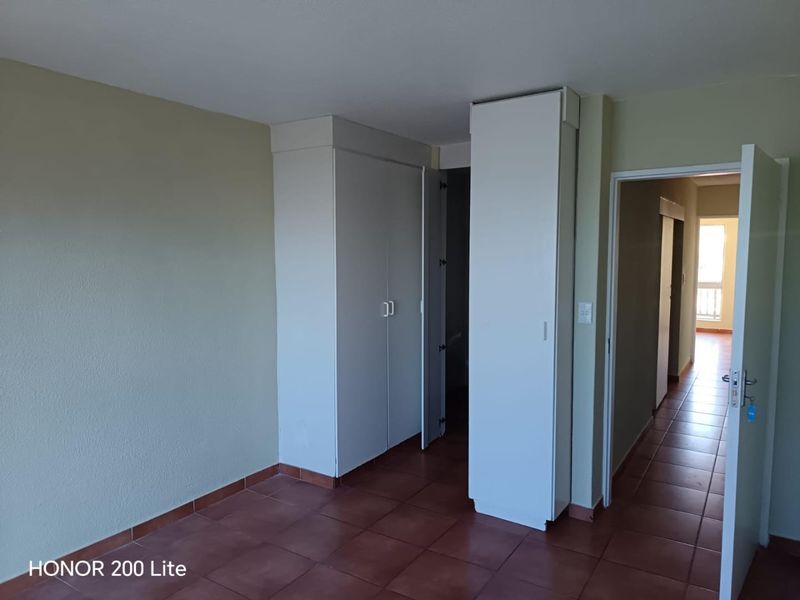 3 Bedroom, 2 Bathroom Flat with Sea Views - Photo 8