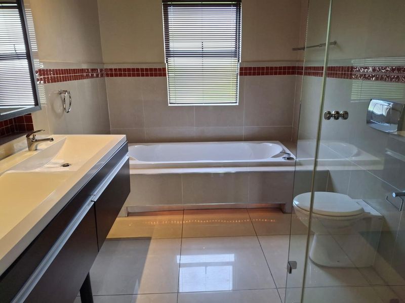 A MAGNIFICENT TWO BEDROOM UNFURNISHED TOWNHOUSE - Photo 10