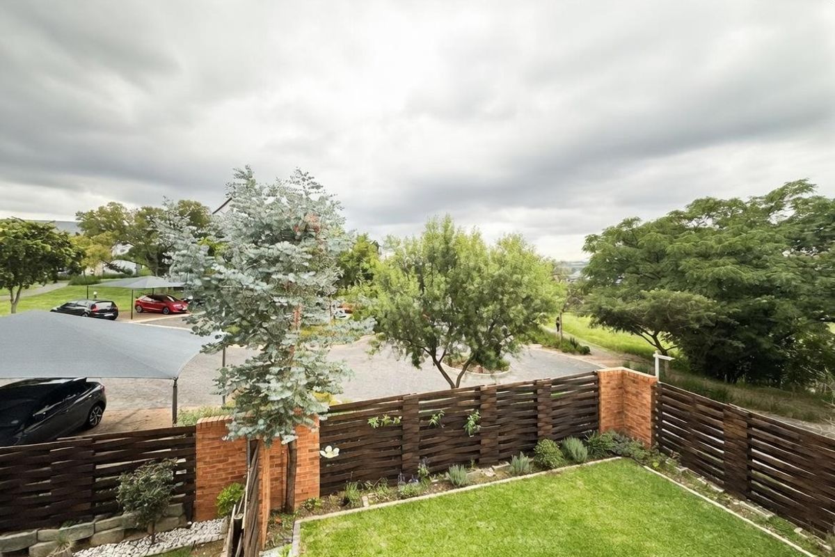 Very Well Priced 2 Bedroom On The Greenbelt For Sale In The Reid!!! - Photo 3