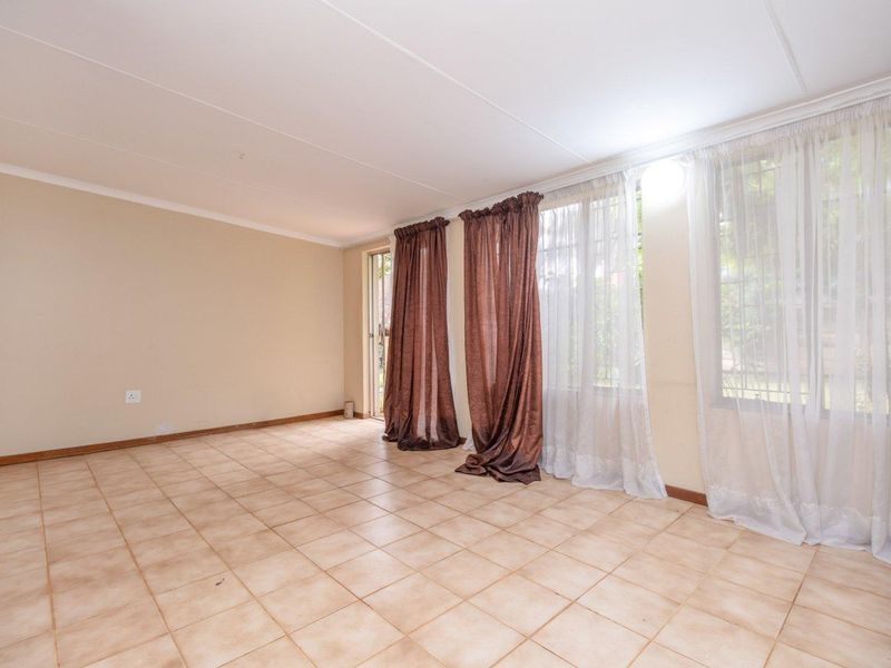 Located in a quiet street, with lovely neighbours. - Photo 4