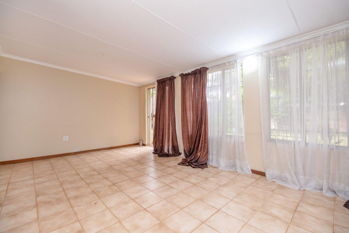 Located in a quiet street, with lovely neighbours. - Photo 4