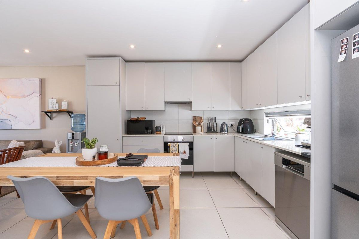 Stylish 3 Bed | 2.5 Bath | Garage + Covered Parking | in secure Somerset Lakes - Photo 2