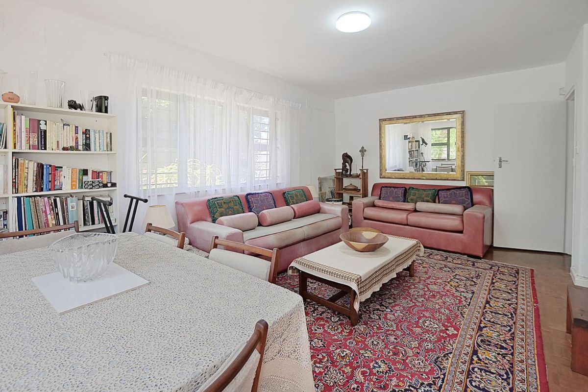 Spacious pet-friendly ground floor apartment with a garden - Photo 4