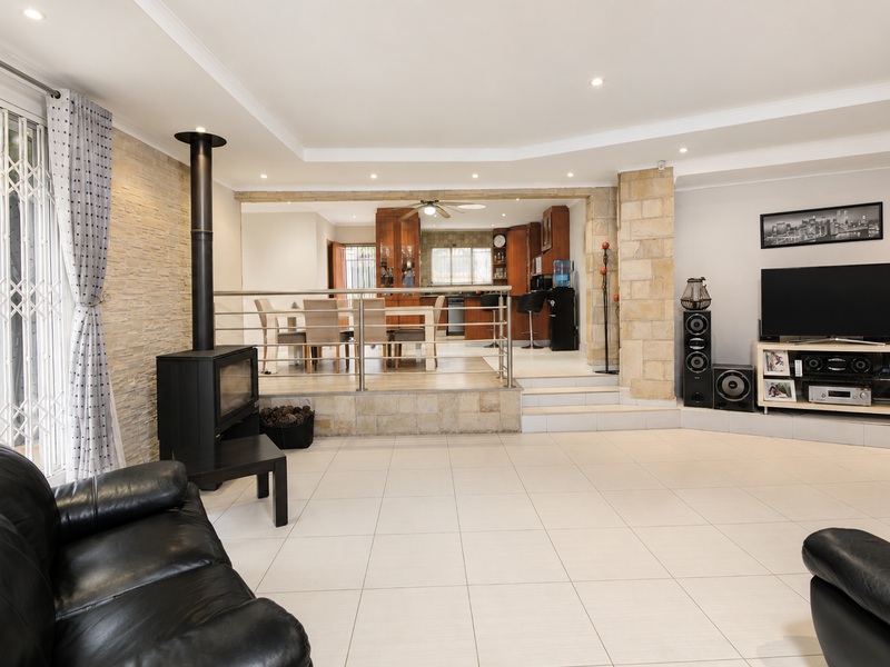 Modern Family Home with Pool, Jacuzzi & Braai Patio - Photo 2