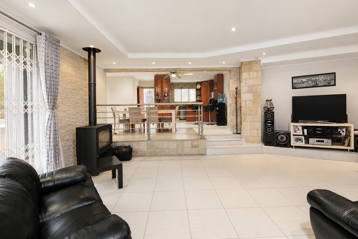 Modern Family Home with Pool, Jacuzzi & Braai Patio - Photo 2