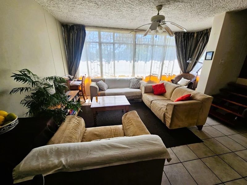 Neat 3-Storey Corner Townhouse in Quiet Part of Queenswood - Photo 3