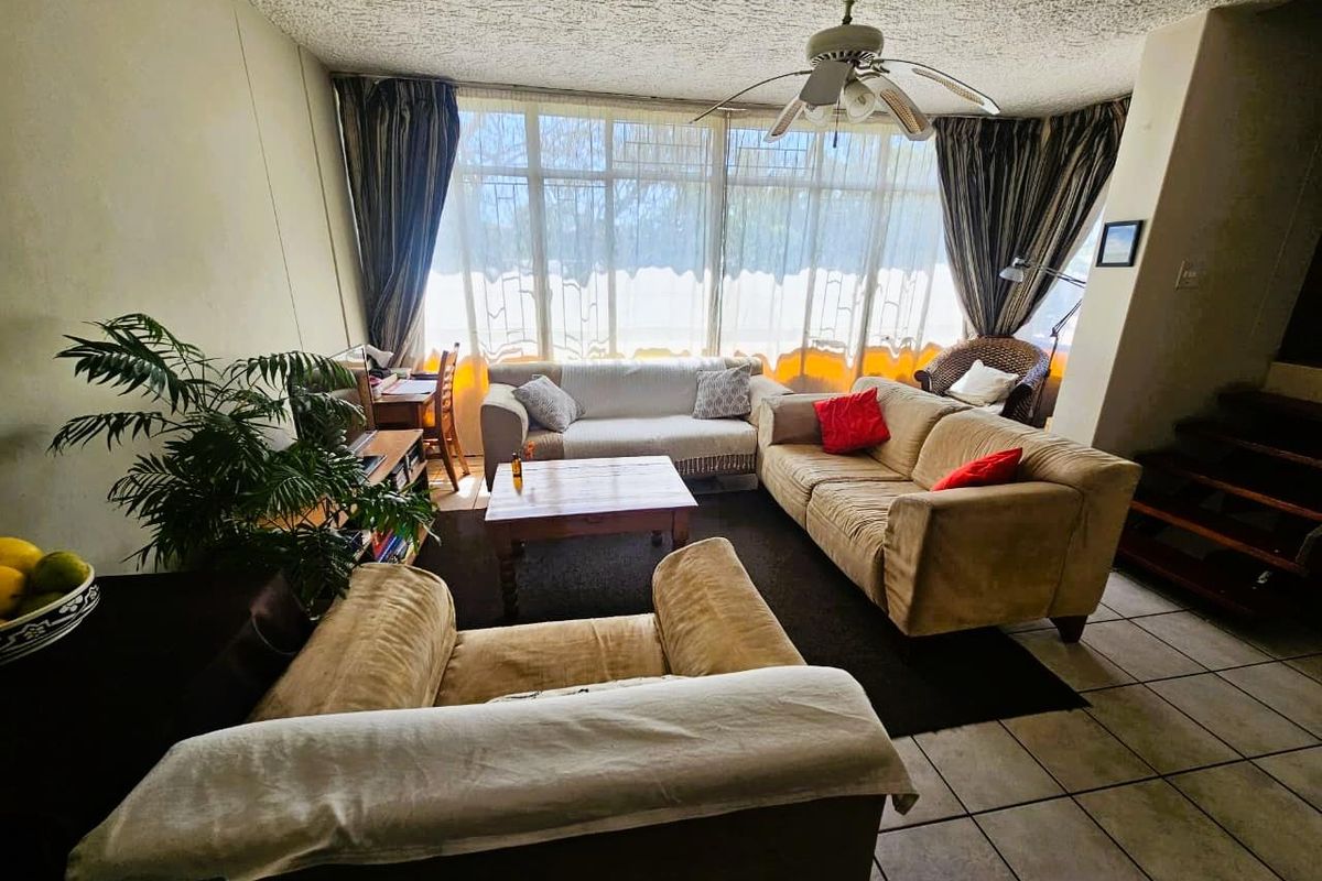 Neat 3-Storey Corner Townhouse in Quiet Part of Queenswood - Photo 3