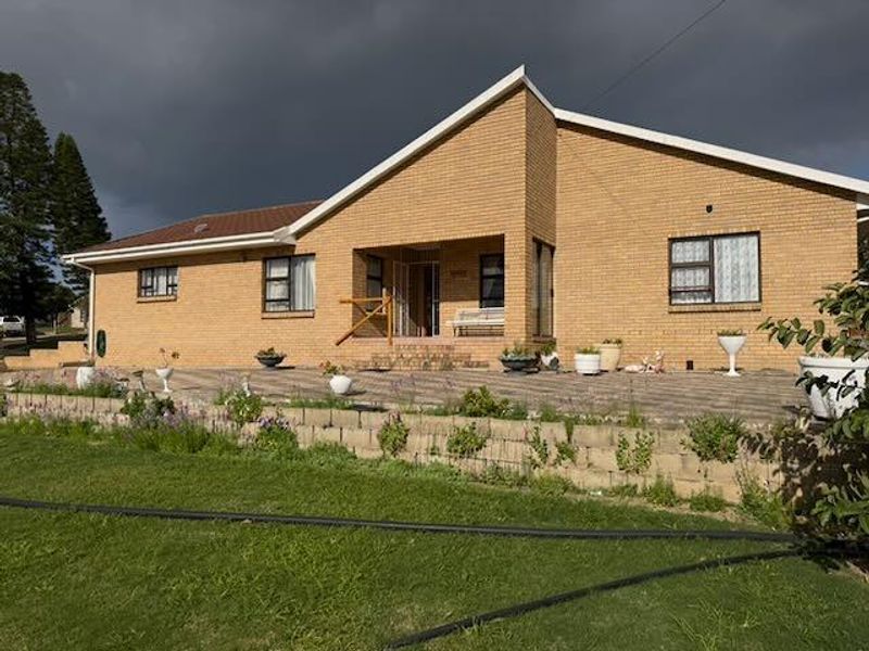 Elevated Family Living with Mountain Views, Space and Practical Backup Features - Photo 2