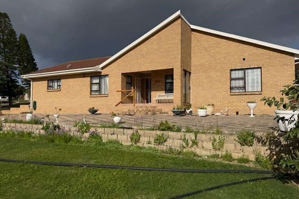 Elevated Family Living with Mountain Views, Space and Practical Backup Features - Photo 2