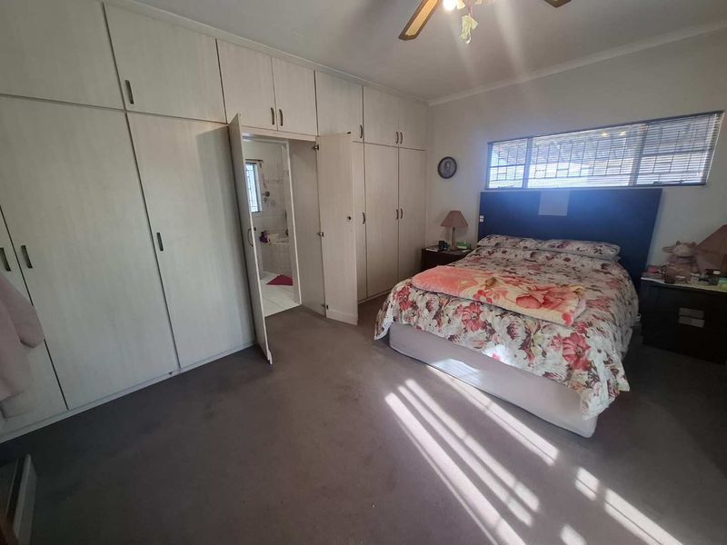 Spacious Family Home in the popular Olympia - Photo 4