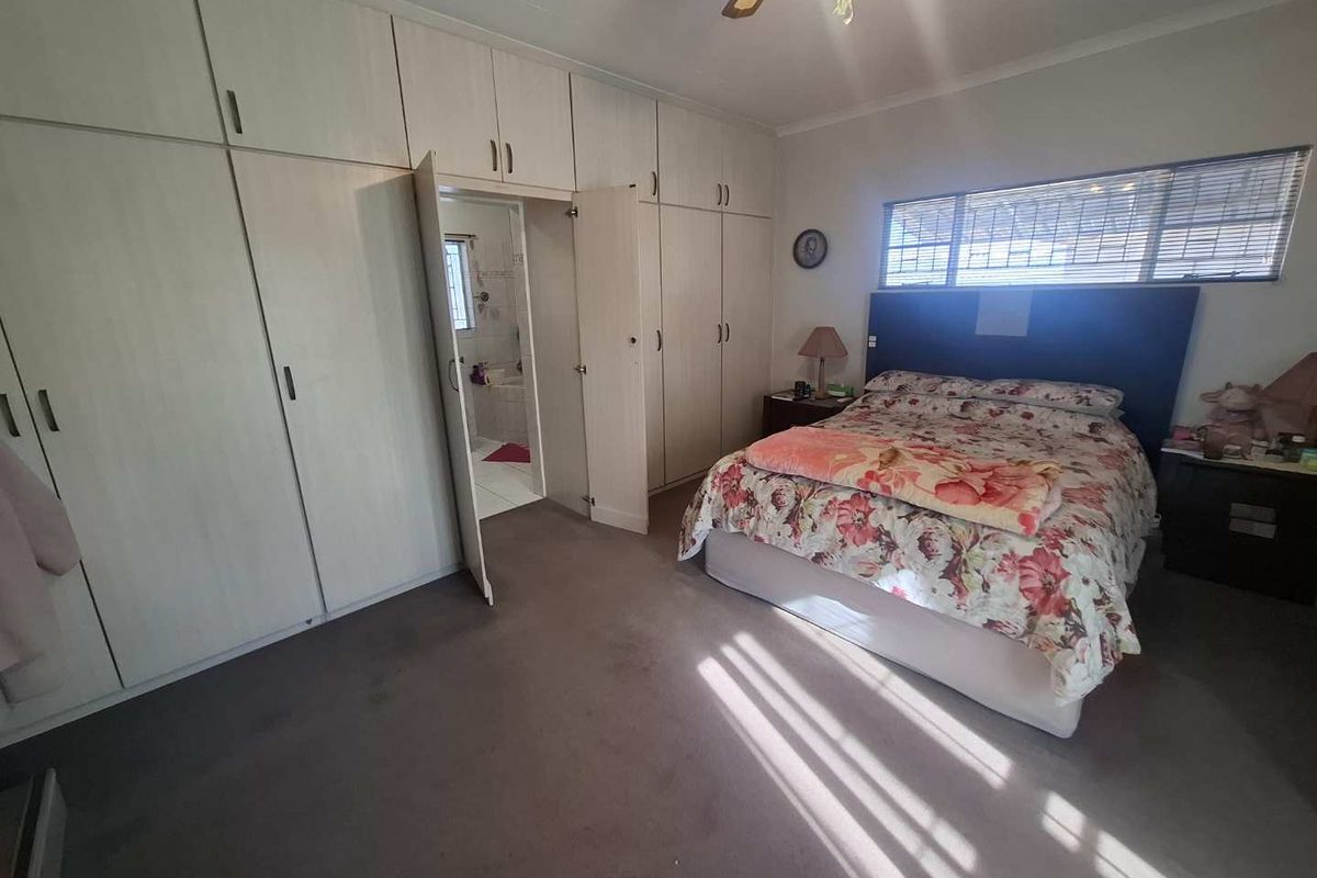 Spacious Family Home in the popular Olympia - Photo 4