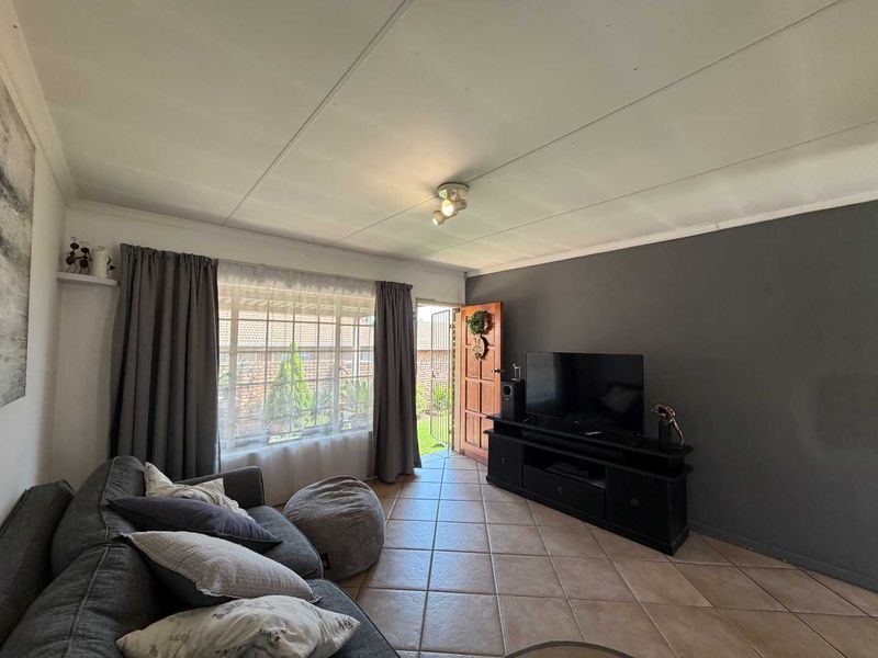 Charming 2-Bedroom Townhouse with Garden & Patio -  In a secure estate! - Photo 4