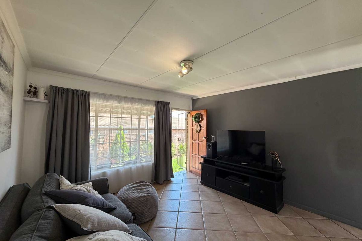 Charming 2-Bedroom Townhouse with Garden & Patio -  In a secure estate! - Photo 4
