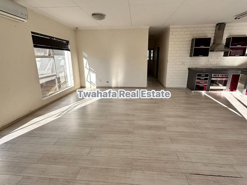 Spacious home - Photo 3