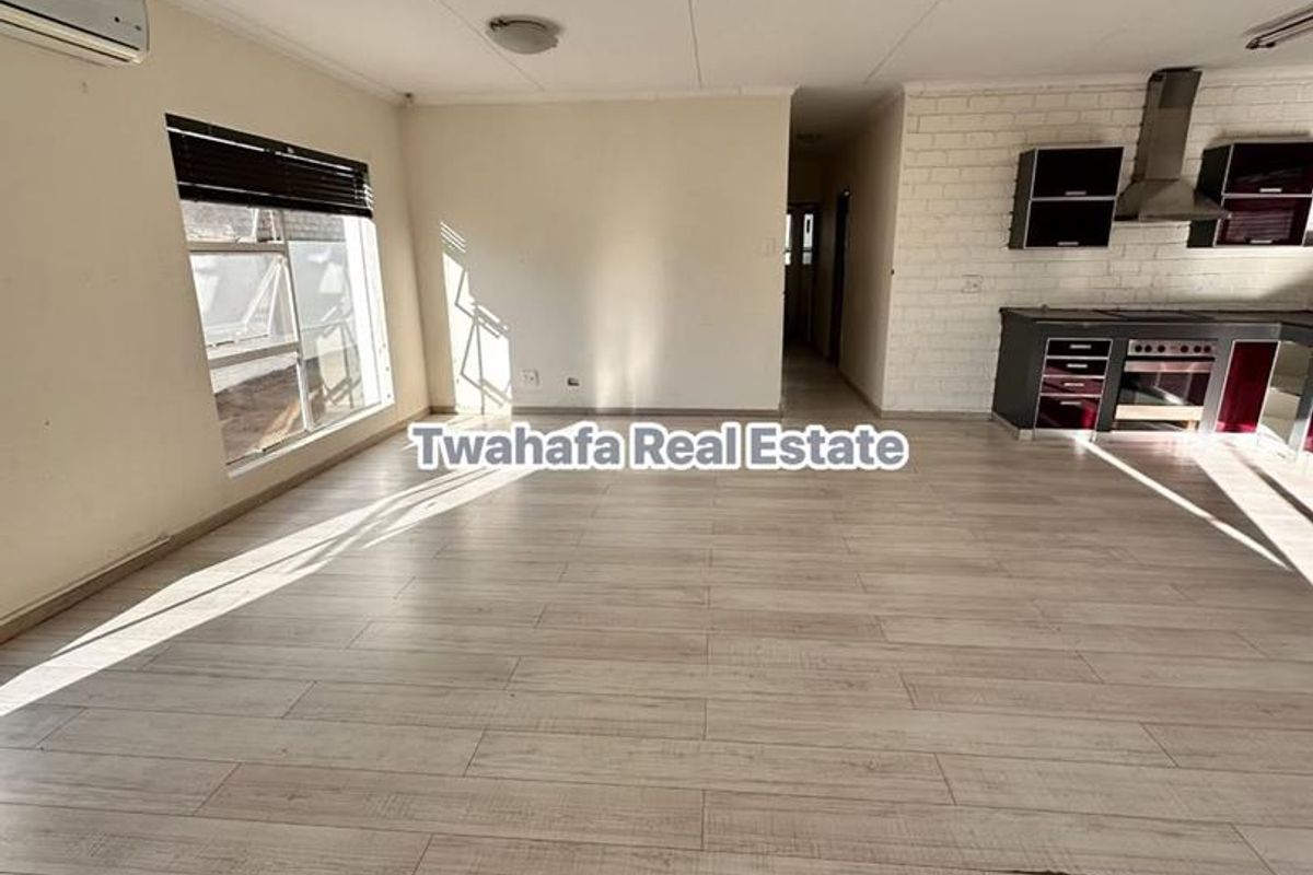 Spacious home - Photo 3