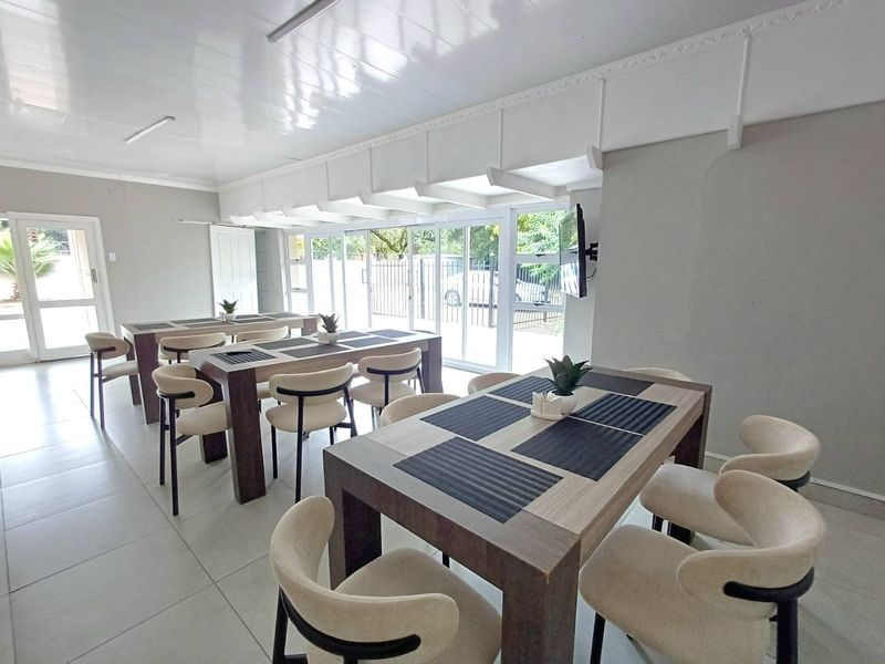 Elegant Multi-Room Residence with Exceptional Entertaining Potential - Photo 9