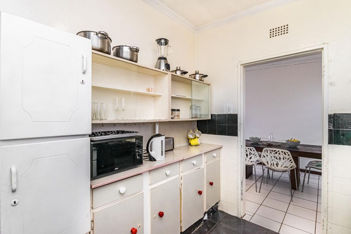 Live Large on the First Floor - Photo 4