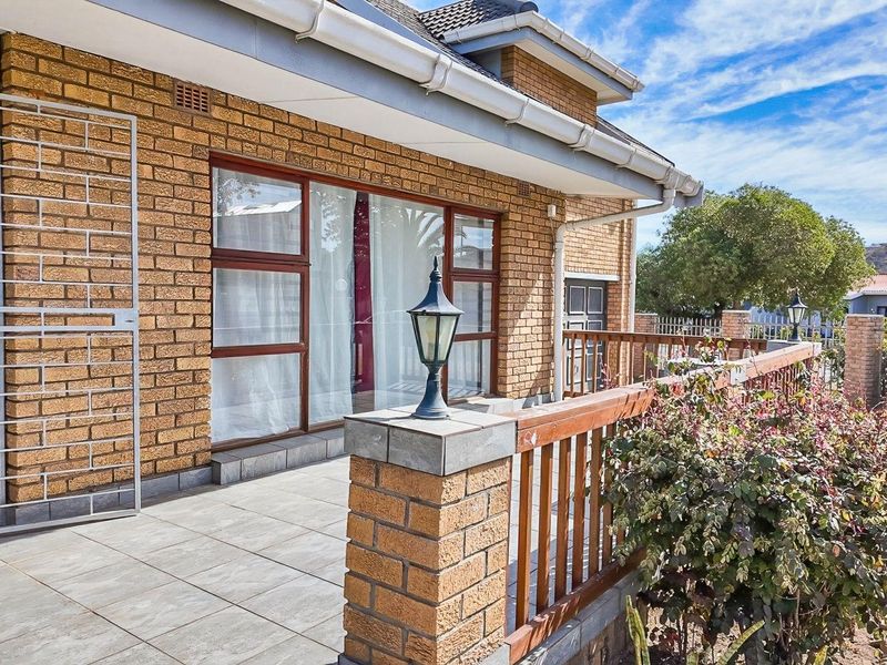 Charming Family Home in the Heart of Hartenbos - Photo 7