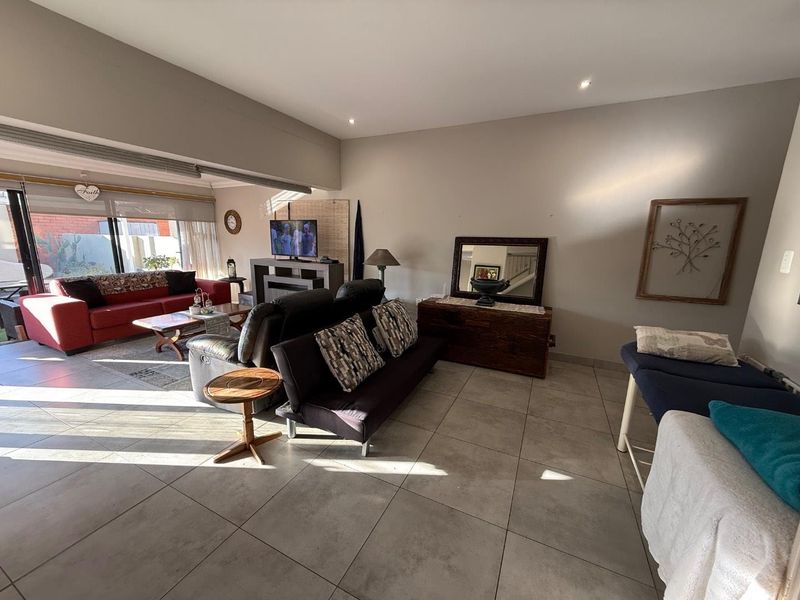 Stylish 3-Bedroom Semi-Detached Duplex with Private Garden and Modern Finishes - Photo 4