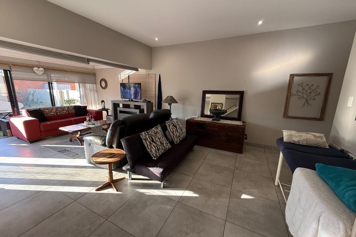 Stylish 3-Bedroom Semi-Detached Duplex with Private Garden and Modern Finishes - Photo 4