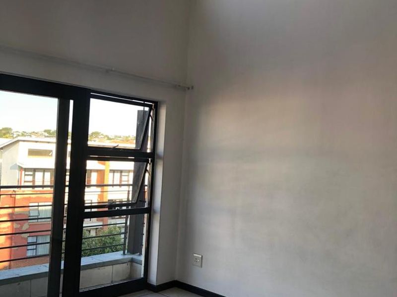 Stunning one bedroom penthouse unit in Strelitzia - Photo 8
