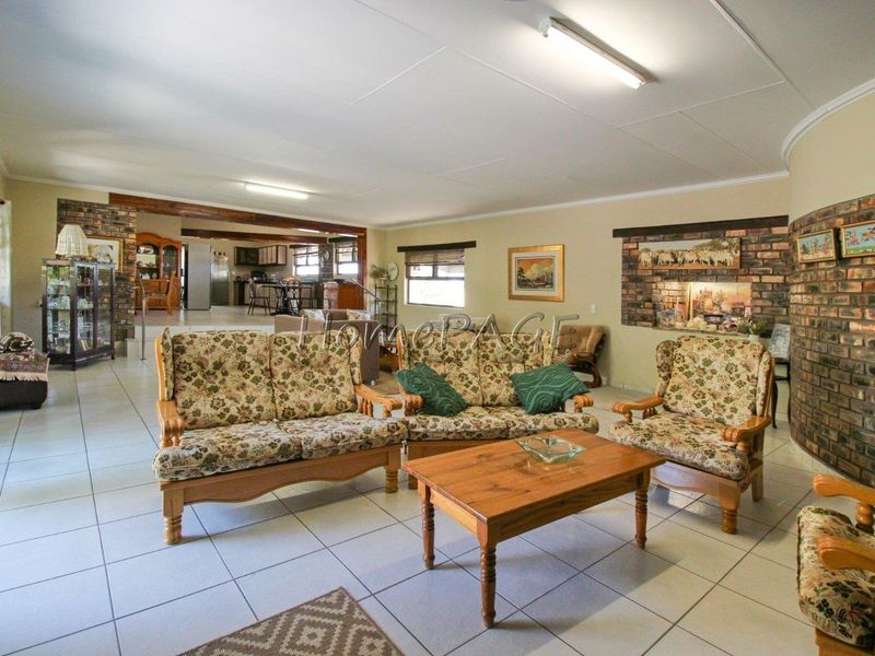 Otjiwarongo.:  Beautiful and neat 5 Bedroom Home on the outskirts of Town - Photo 8