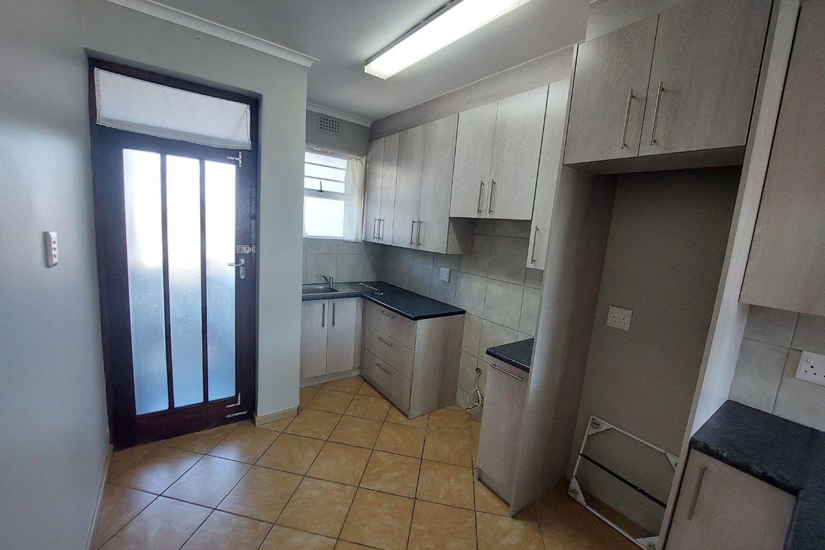 Bachelor Apartment for Rent in Boston, Belville - Photo 2