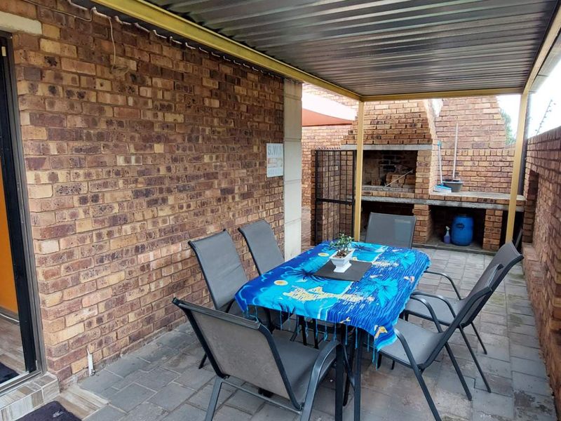 Modern Comfort in a 3-Bedroom, pet friendly duplex - Photo 8