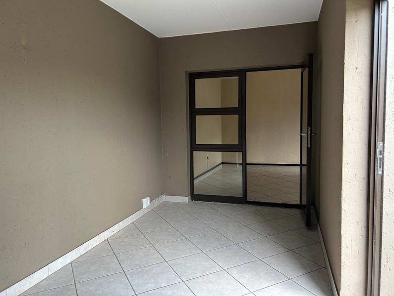 Ground floor with enclosed patio and pet friendly - Photo 3