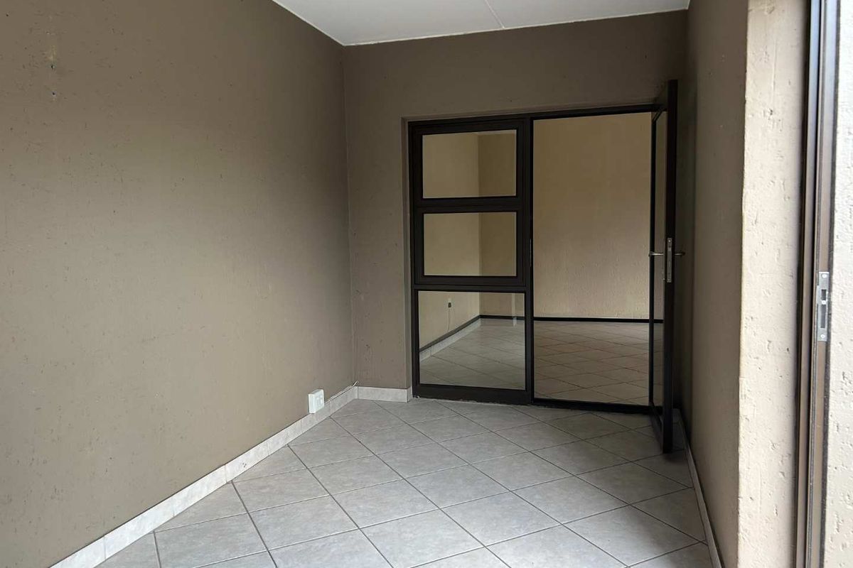 Ground floor with enclosed patio and pet friendly - Photo 3