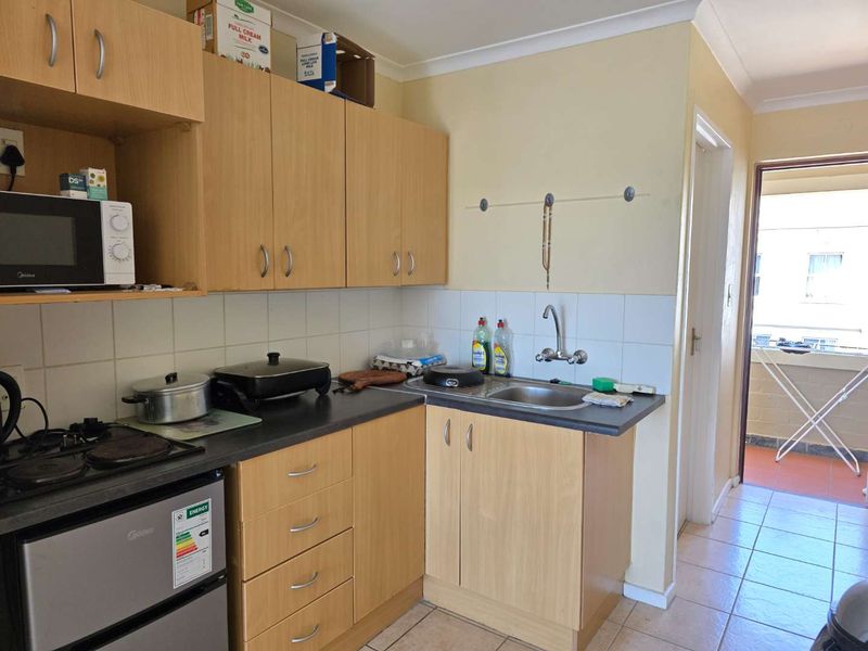 Lovely North facing Bachelor Apartment open plan living area with kitchenette - Photo 9