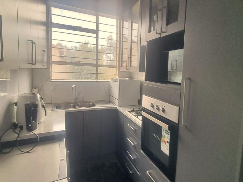 Cozy 2 Bedroom Unit with Balcony & Pool Access - Photo 7