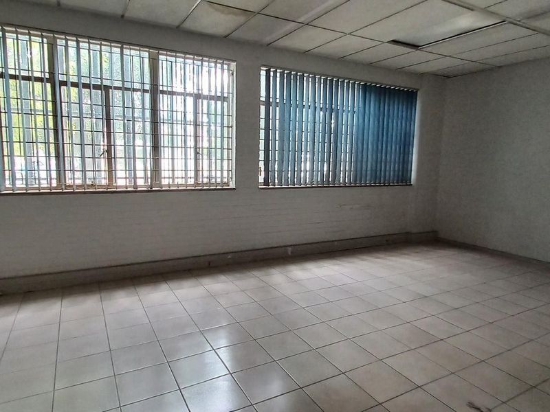 1972m2 Benrose Warehouse To Let - Photo 8