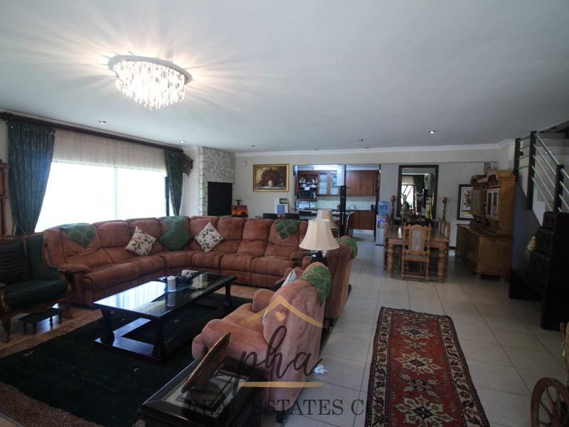 4 Bedroom house with 2 bedroom Flat for Sale - Swakopmund (Ext 9) - Photo 4