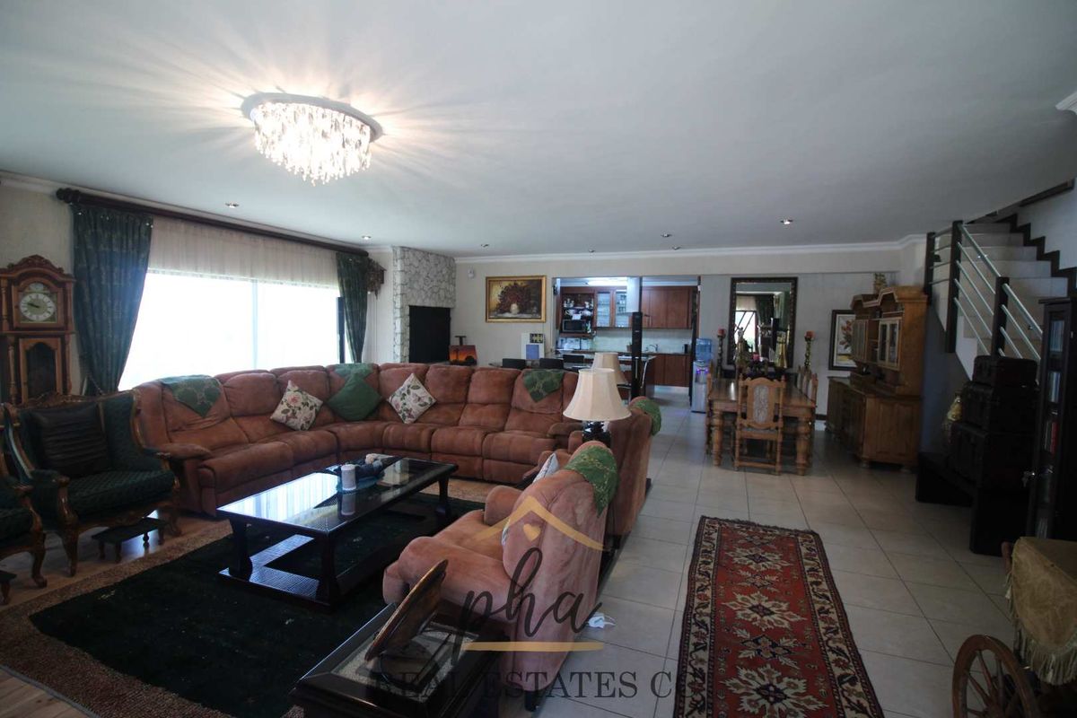 4 Bedroom house with 2 bedroom Flat for Sale - Swakopmund (Ext 9) - Photo 4
