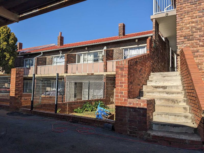 Invest TLC in this charming duplex with large garden space - Photo 2