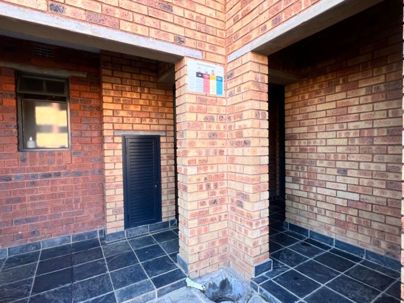 Ground Floor Gem: 2 Bedrooms, Private Garden & Kids’ Playground - Photo 2