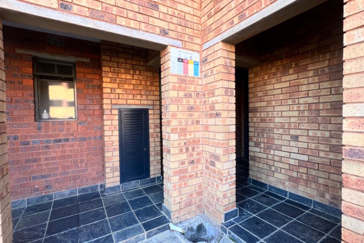 Ground Floor Gem: 2 Bedrooms, Private Garden & Kids’ Playground - Photo 2