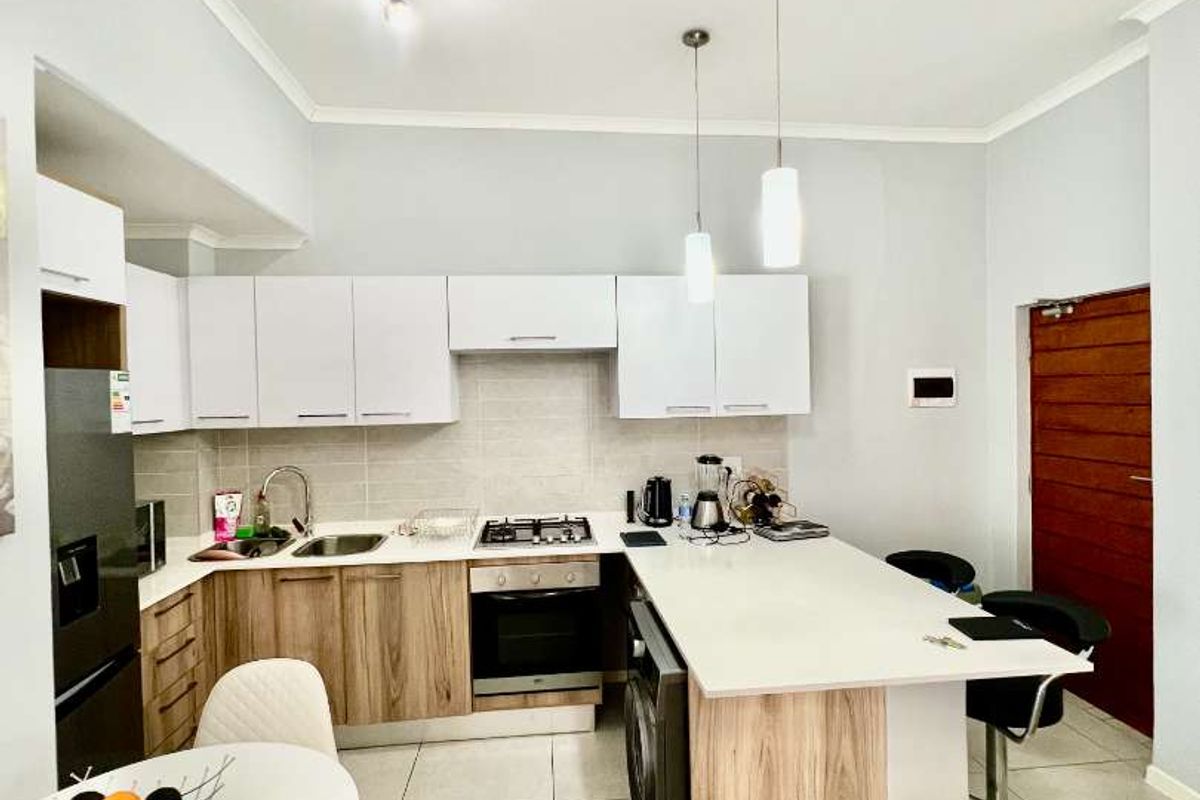 Lovely Upmarket One Bedroom Apartment in Modderfontein Up for a Grab! - Photo 2
