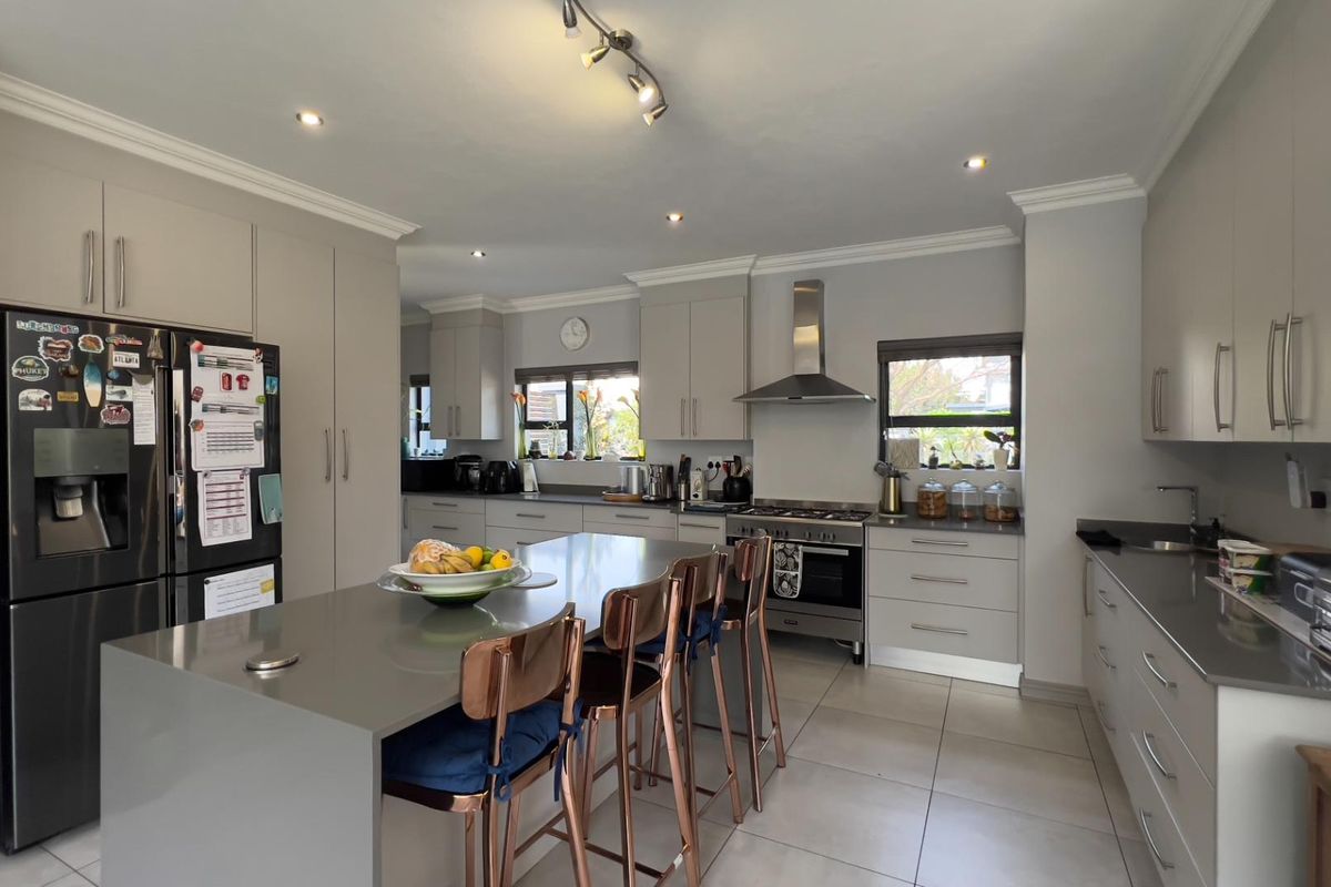 Available for Rental 1 June 2026 - 4 Bedrooms with pool - Photo 4