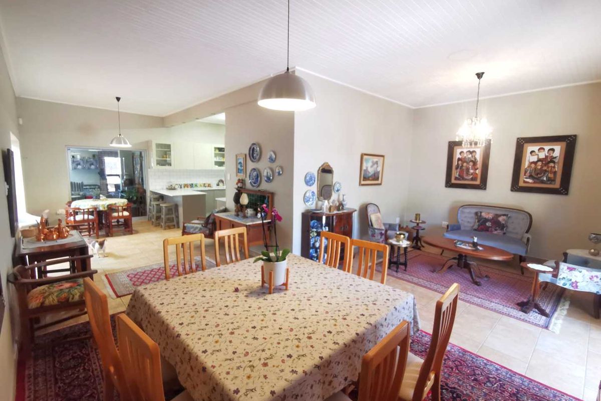 Single levelled House with granny flat for sale in Klein Windhoek - Photo 5