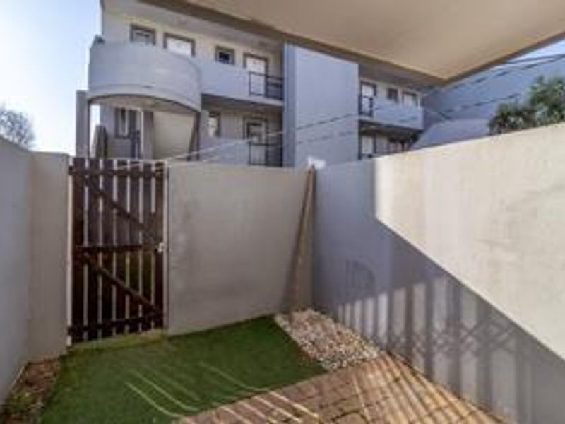 Beautiful 1 Bedroom Apartment for Sale in Secure Complex - Photo 3